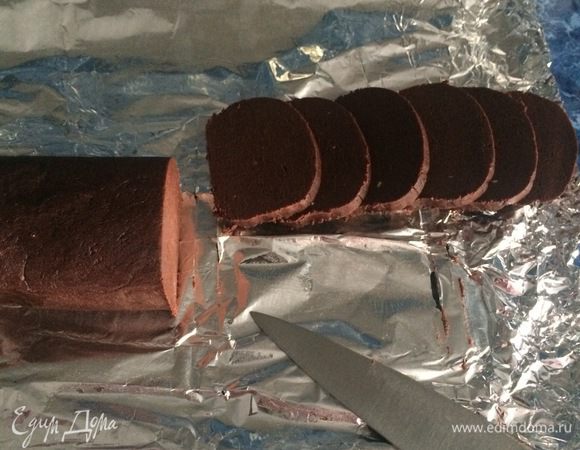 Разогреть духовку до 170 градусов.
Застелить противень пекарской бумагой. 
При помощи острого ножа нарезаем охлажденное тесто пластинами толщиной 5-6 мм. 
