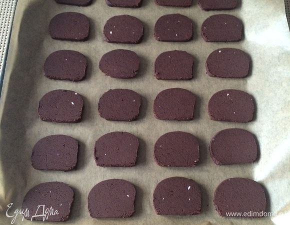 Укладываем печенье на противень на хорошем расстоянии друг от друга.
Выпекаем в течение минут 10-12.