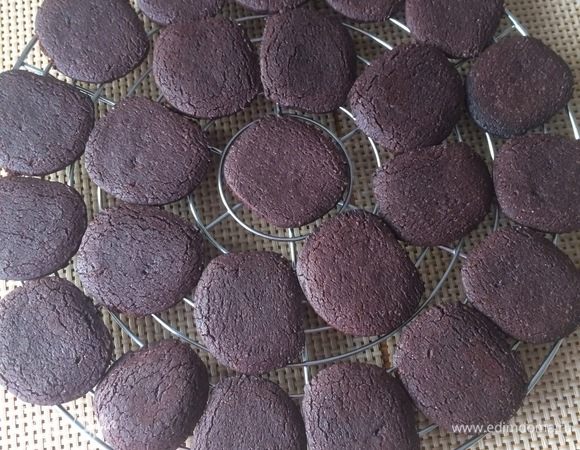 Вынуть из духовки и дать печенью остыть минут 5, затем переложить на решетку и охладить полностью.