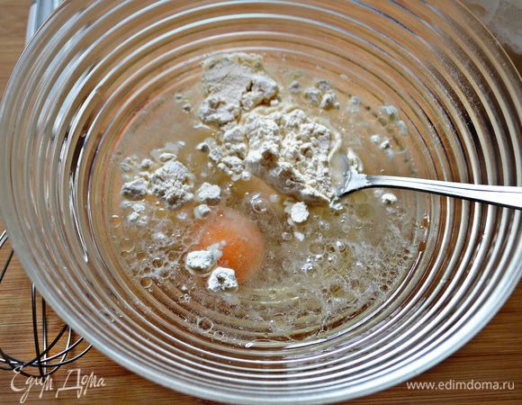 Для начало подготовим тесто. Для этого смешайте муку, яйцо, 2 ст. л. растительного масла и 2/3 ч. л. соли. Добавьте 0,5 стакана воды и замесите гладкое нежное тесто.