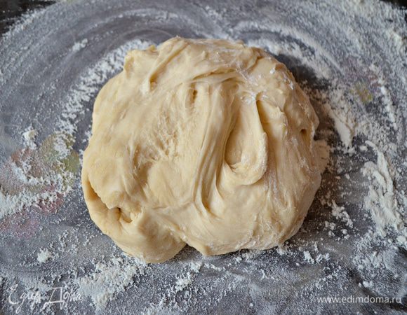 Накройте тесто чистым полотенцем и оставьте на 30 минут.