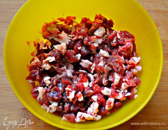 Для приготовления фарша я мелко порубила ножом жирную баранину. Если вы используете нежирный фарш, то для сочности желательно добавить небольшой кусочек рубленного сала.