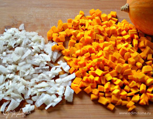Тыкву почистите, мякоть нарежьте кубиками. Лук мелко порубите.