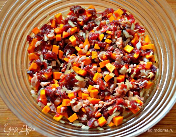 Подготовленные для начинки продукты смешайте, посолите, добавьте зиру и приправить перцем.