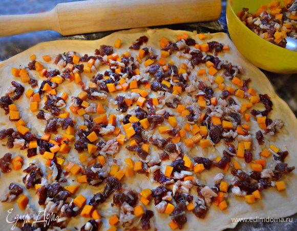 Тесто разделите на две части. Каждую из частей раскатайте в тонкий пласт (чем тоньше будет раскатано тесто, тем нежнее получится блюдо, но, в то же время, тем труднее его будет переносить в пароварку). На раскатанное тесто выложите равномерно слой начинки.