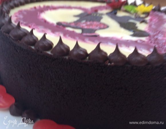 С самого начала мой чиз предназначался для Хэллоуина и должен был быть украшен соответственно тематике, т.е. я хотела нарисовать паутину, сделать из мастики пауков и тыквочки. Однако моему плану не суждено было сбыться и пришлось на ходу переоформлять свой торт (в 3 часа ночи) совсем в другом направлении. Так что строго не судите, на оформление не смотрите, т.к. на вкус чиза оформление точно не повлияло. 
К сожалению разреза нет, обещали сделать, но пока только так. 
Без преувеличения говорю, получился очень вкусный чизкейк.