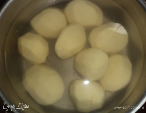 Клубни картофеля средней величины одинакового размера очистить, отварить и остудить. Очень важно, не переварить картофель!