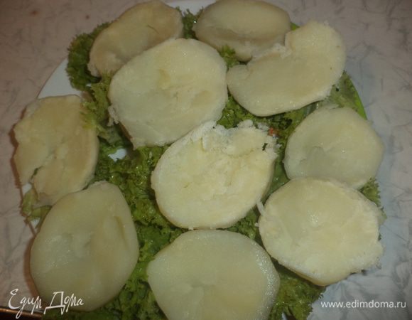 Затем разрезать картофель на половинки, аккуратно вынуть вилкой часть мякоти, чтобы не повредить стенки картофеля.
Мякоть нарезать мелкими кубиками.