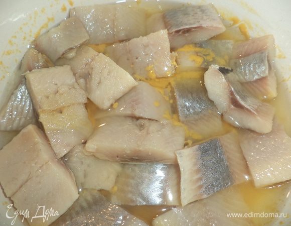 Растительное масло, уксус и горчицу перемешать, залить этой смесью кусочки селёдки и оставить на 30 минут.