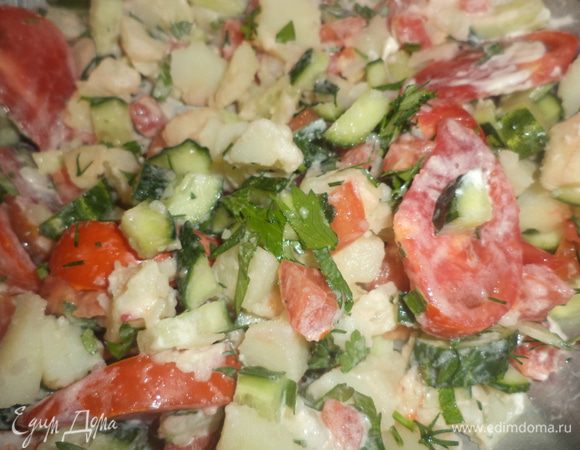 Огурцы очистить и нарезать мелкими кубиками.
Один помидор нарезать кубиками, слегка отжать сок. 
А второй помидор нарезать дольками.
Соединить огурцы, картофель, кубики помидорок, слегка посолить, перемешать.