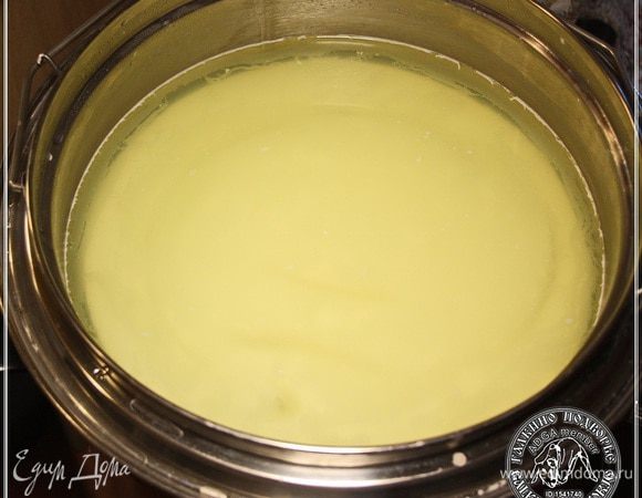 И оставляем в покое на 45 минут. Температура поддерживается внутри агрегата, как было сказано 38-39 градусов. В течении этого времени образуется сырный сгусток. 
Вот такой. Естественно, он плавает в сыворотке.
