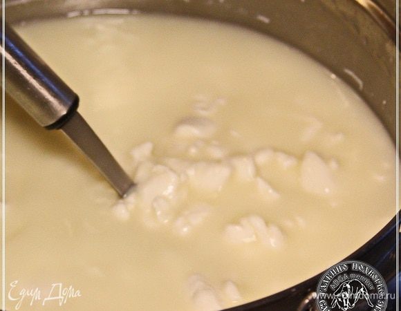 Перемешиваем получившееся зерно с оставшейся сывороткой и держим десять минут все при той же температуре.