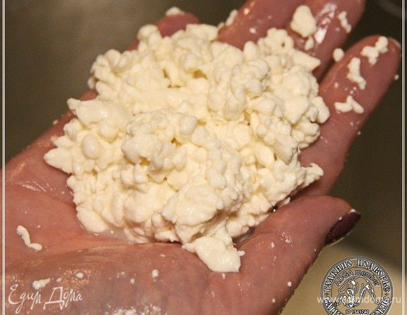 А потом убираем сыворотку. Практически всю. Вот оно — это самое сырное зерно.