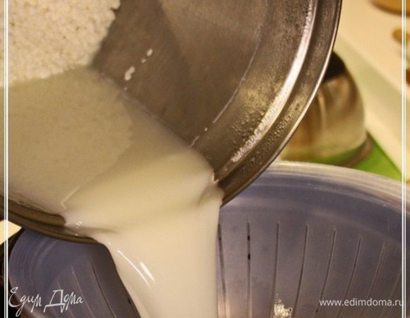 И, закрыв сыроварню, выдерживаем содержимое, при той же самой температуре, в течение часа. Рекомендуется каждые десять минут перемешивать содержимое, чтобы сырное зерно уплотнилось, но не склеилось в комок. 
Через час сливаем всю сыворотку.
