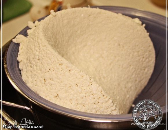 Получаем вот такой сгусток. Он не так монолитен, как это может показаться. На этой стадии будущий сыр довольно, что называется, рыхловат.