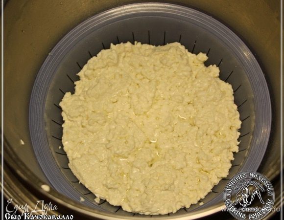 Через эти девяносто минут имеет вот такой уже уплотнившийся (проще говоря — слипшийся в ежиную массу), сформировавшийся в головку сгусток. 