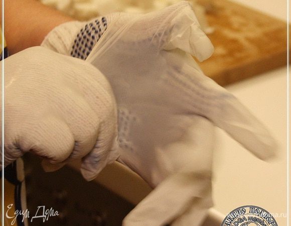 Пока нагреваем воду до 85 градусов, очень советуем одеть двойную перчатку. Нитяную и поверх резиновую.
