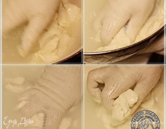 Месим как тесто, добиваясь однородного по структуре, пластичного сгустка. Вполне возможно, что по мере остывания воды, понадобится добавлять понемногу горячей.
