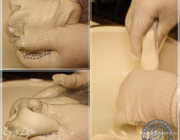 А потом, получившуюся массу вытягиваем. В колбаску — ленту такую. 
Зачем вытягивать? Надо добиться, чтобы сыр перестал рваться и стал волокнистым.