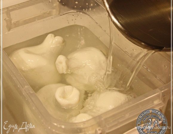 Заливаем заготовки рассолом. Лежать они в нем должны часов шесть — восемь.