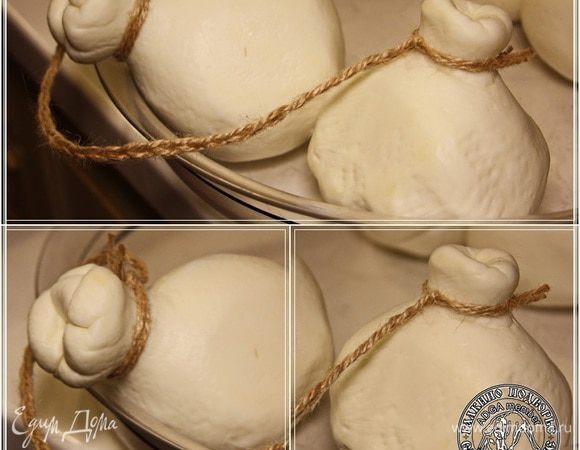 А дальше вяжем для сыра вот такую сбрую. Зачем?
А "качокавалло" в переводе с итальянского означает «сыр верхом» и поэтому иногда утверждается, что изначально он готовился из кобыльего молока, хотя никаких исторических подтверждений этому нет. Скорее всего название происходит от способа его сушки и хранения, что называется «верхом».
А заключается он, способ, в следующем: две головки сыра связываются одной веревкой, которая потом перекидывается через перекладину высоко под потолком, отсюда и название «caccio-a-cavallo», т.е. «качокавалло» (cacciocavallo) состоящее из двух корней: "caccio" — сыр и "cavallo" — лошадь.
Интересно, что в профессиональной терминологии итальянских портных термином "cavallo", да, снова "лошадь"! Обозначают место, в котором соединяются брючины. 
Фактически, именно эта часть штанов и "сидит" верхом на лошади.