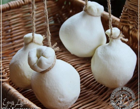 И подвешиваем. Пусть обсушится окончательно.
Примерно на сутки оставить висеть на воздухе. Пусть подышит осенним прохладным воздухом.