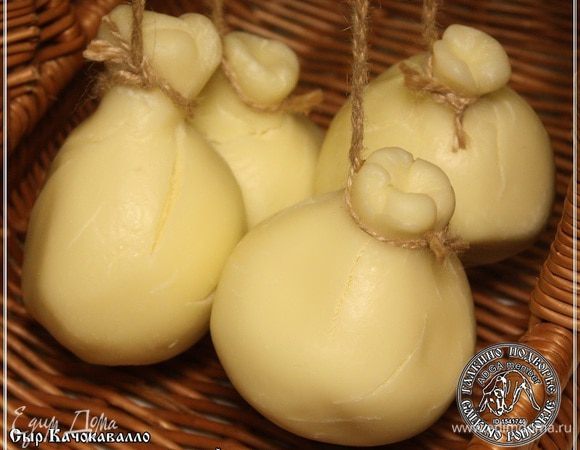 А дальше на недельки полторы - две в холодильник или подвал. Дозреть при температуре восемь — десять градусов.
Корка затвердеет. Цвет станет сливочно насыщенным.