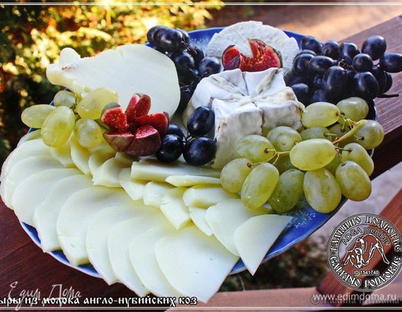 И, конечно, качокавалло занял свое место на очередной сырной тарелке, приготовленной для друзей.
Ангела за трапезой!!!