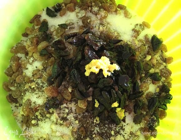 К муке добавляем все сухие ингредиенты и перемешиваем.