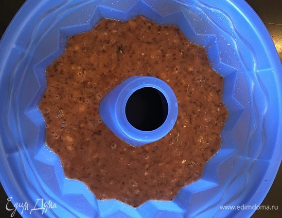 Заливаем в форму (кекс получается ломким, поэтому берите прямоугольную форму). Если форма не силиконовая тогда застелите пергаментом и смажьте ее маслом. Выпекаем в разогретой до 180 градусов духовке 50 минут.