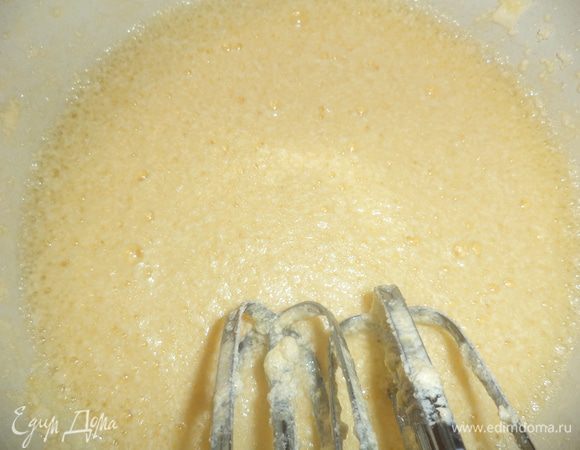 Изюм залить кипятком и оставить на 15 минут.
Размягчённое сливочное масло взбить с сахаром. Продолжая взбивать, добавить ванильный сахар и яйца по одному.