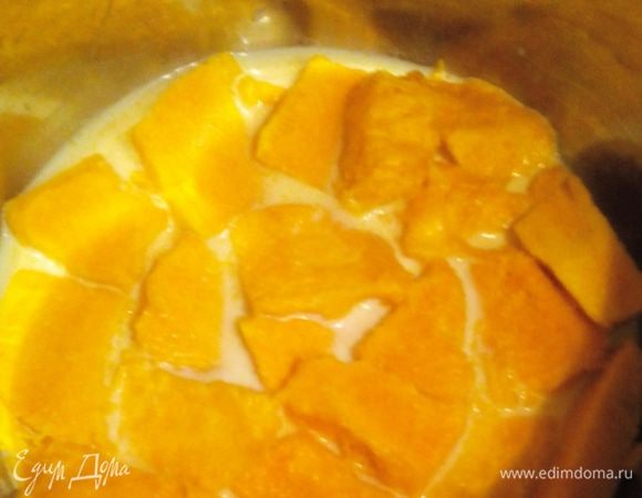 200 г уже очищенной тыквы режем на кусочки 0,5-0,7 мм, укладываем в широкую кастрюлю в 1 слой и заливаем молоком
Ставим под крышкой на огонь — доводим до кипения