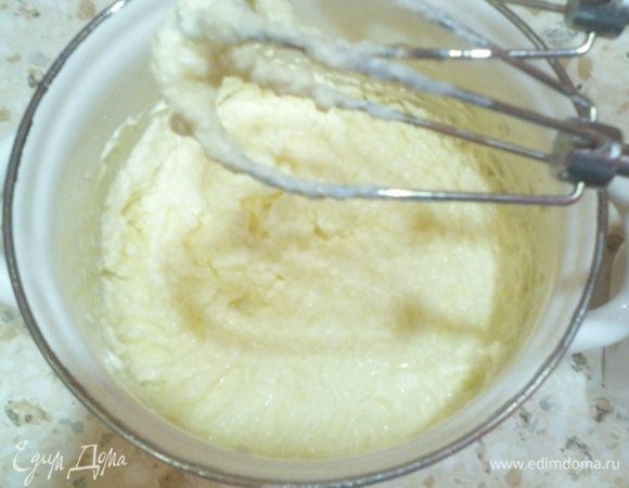 В это время в кастрюлю или глубокую миску кладём размягчённое масло, сгущёнку, сметану, вбиваем яйцо, смешиваем миксером 1 минуту.
Кстати, с таким количеством сгущёнки печенье выходит малосладкое, ведь будет ещё сладкий крем ;) Сгущёнку можно без проблем заменить на 70-80 гр сахара или даже на мёд!