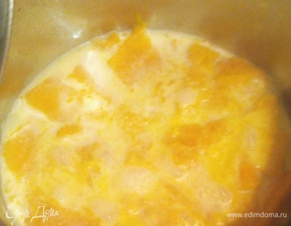 Уже закипело молоко, убавляем огонь на средний и тушим 5-7 минут (смотря от сорта тыквы, думаю, максимум 10) под крышкой при кипении, пару раз помешав.