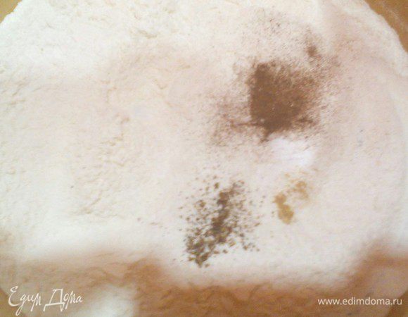 Всё делаем "по пути". Просеиваем муку, смешиваем с разрыхлителем, специями
(у меня оставалась 1 ч. л. разрыхлителя, поэтому я потом в тесто добавлю 1 ч. л. гашёной соды).