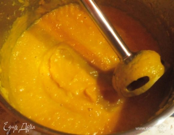 Когда тыква размягчилась, толчём или взбиваем блендером в пюре.