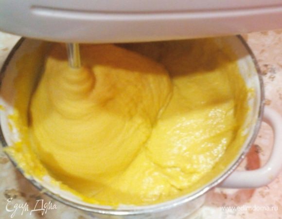 Выкладываем половину муки, смешиваем ложкой, затем блендером/миксером.