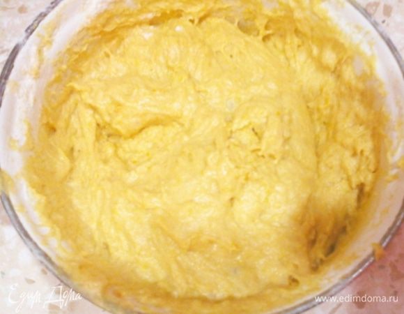 Постепенно добавляем остальную муку, подмешиваем ложкой или блендером. Тесто густеет, но для рук оно очень липкое.

Я предлагаю два варианта: 
1. Убрать в холодильник тесто в таком виде, слепить и спечь печенья, а потом по готовым сделать крестообразные надрезы в центре, придав вид тыквы. Вставить орешки-плодоножки и соединить печенья полутыковки кремом.
2. Замесить тесто сразу погуще (с 600-650 г муки) и по сырому печенью надавить надрезы ножом, вставить орехи, испечь полутыковки и далее соединить и т.д.

Я пошла по первому варианту. Убираем тесто в холодильник на полчаса.