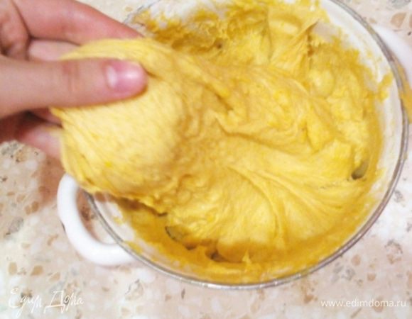 Готовим рабочее место: Наливаем в плоскую тарелочку чуть-чуть растительного масла без запаха, противень застилаем пергаментом, смазанным маслом.

Достаём тесто и видим, что оно стало более удобным для работы.

Если духовка у вас греется долго, то ставим сейчас на 180-200 гр.
Печенье не должно при очень большой t печься, а то не пропечётся внутри, но станет хрустящим снаружи. Нам нужны мягкие прянички-печенья.