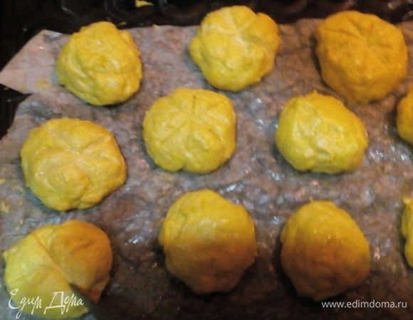 Выкладываем на пергамент, они сами чуть приплюснутся — тесто ведь нежное и мягкое.

Параллельно пишу для второго варианта приготовления: тесто будет гуще, с ним работать должно быть легче, так что сразу можем сделать надрезы вот такие крест-накрест в центре и вставить орешек-плодоножку. Показываю на мягком варианте теста, поэтому не такие отчётливые прорезы, на втором варианте теста должны получиться чёткие борозды.