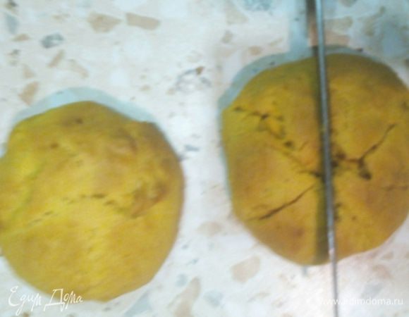 Испечёное и чуть! остывшее печенье по первому варианту теста разделяем на две части.
Подбираем печеньки по размеру и у одной части надрезаем крест-накрест в центре, вставляем орешки.