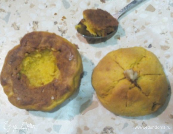 У другой части ложечкой вытаскиваем полушарик теста, если неудобно, можно ножом.