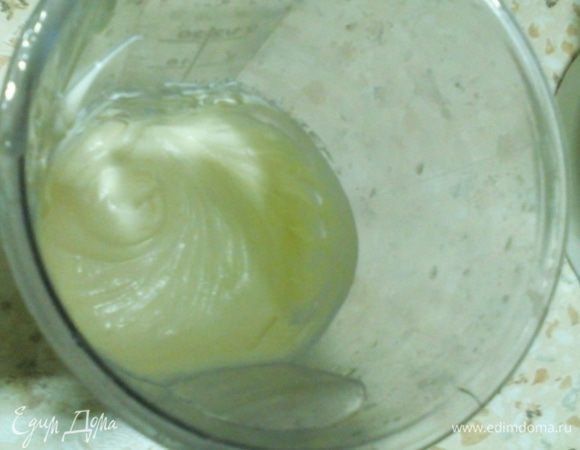 Взбиваем мягкое масло со сгущёнкой.