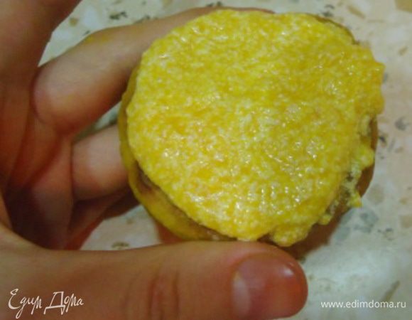 Остывшее печенье собираем в тыквочки: наполняем кремом лунку, смазываем поверхность печенья и соединяем.