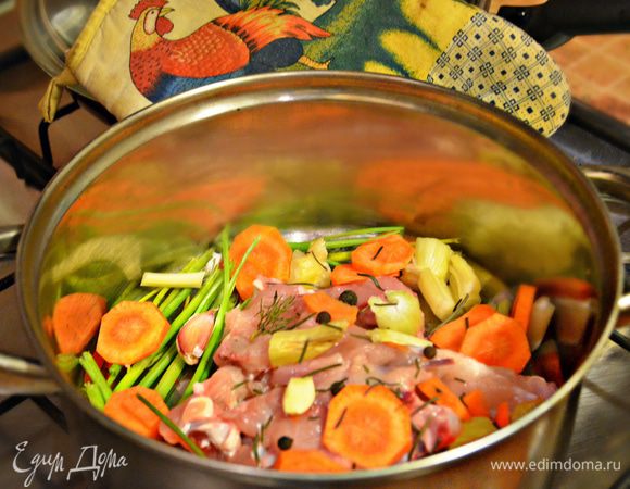 Для начала необходимо приготовить бульон. Куриная грудка у меня была с косточкой, поэтому основную мякоть я отделила. А из части мяса, что осталась на косточке, приготовила бульон. Добавьте в кастрюлю половину нарезанной кружочками моркови, вяленые помидоры, 1 стебель сельдерея, порезанный кусочками, стебли петрушки, перец горький и душистый горошком. Залейте 2 литрами воды. Готовьте бульон до готовности (около 40 минут), не забыв посолить по вкусу. За 5 минут до готовности положите в бульон лавровый лист.