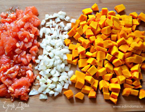 Репчатый лук мелко порежьте.
С помидоров снимите кожицу и мелко порубите.
Тыкву порежьте небольшими кубиками.