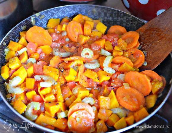 На оливковом масле слегка подрумяньте лук, добавьте нарезанную кружочками оставшуюся часть моркови, обжаривайте ещё 2 мин. Затем в сковороду добавите тыкву, нарезанный второй стебель сельдерея, помидоры. Посолите и поперчите овощи, добавьте щепотку орегано и тушите 10 миутн. В процеженный бульон добавьте овощи и варите в течение 20 минут.