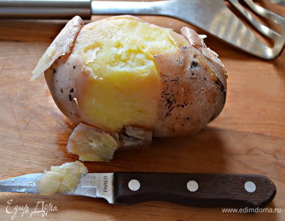 Картофель помойте и отварите в мундире до готовности. Очистите и разомните толкушкой, подсолите.