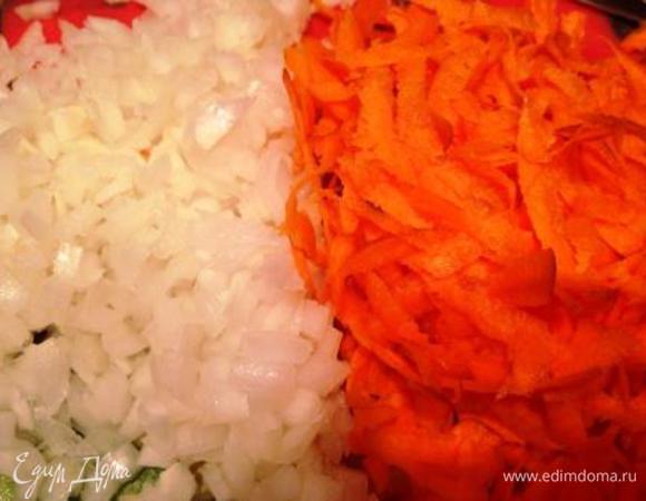 Поставить на огонь 2 л воды.
Лук почистить, мелко нарезать.
Морковь помыть, почистить, натереть на терке.