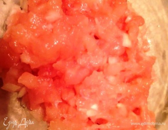 Филе перекрутить, добавить соль, немного лука, перемешать.